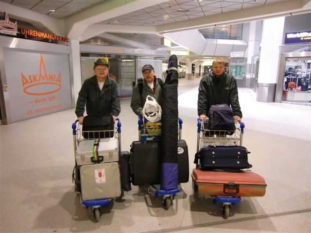 Abflug in Tegel vlnr DL3APO, DL1AWI, DL5XU