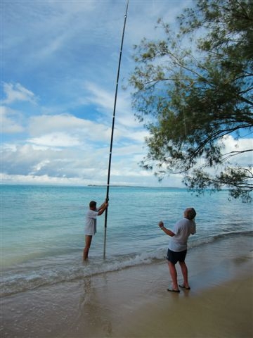 DL5XU (l) u. DL1AWI(r) montieren die 40m-Antenne