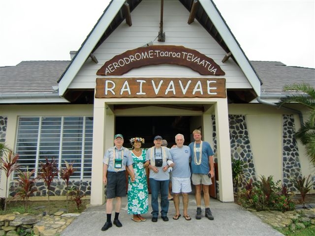 Abschied von Raivavae vlnr DL3APO, Emmy, DL1AWI, Dennis, DL5XU