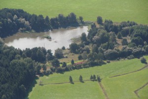 Panoramaansicht des QTHs, im Hintergrund der "Silbersee", ringsum Wiesen für allerhand Beverage Empfangsantennen